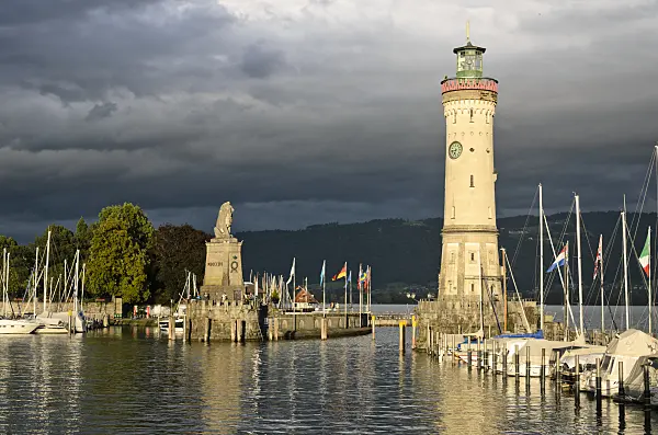 572094 - Bavarian Lion and lighthouse at the harbour, Lindau, Germany