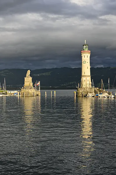 572095 - Bavarian Lion and lighthouse at the harbour, Lindau, Germany