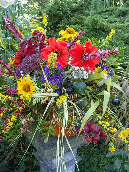 418005 - Bouquet de fleurs coloré dans un vase sur un piédestal en marbre dans un parc