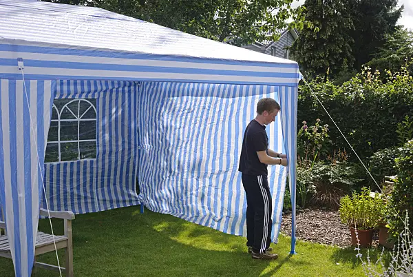 482008 - Building up a garden pavilion
