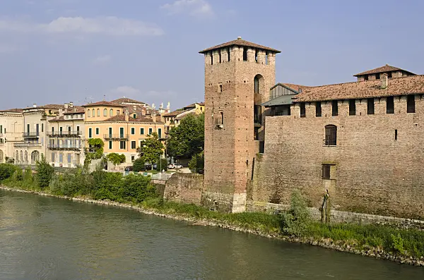 568049 - Castelvecchio and Adige, Verona, Italy