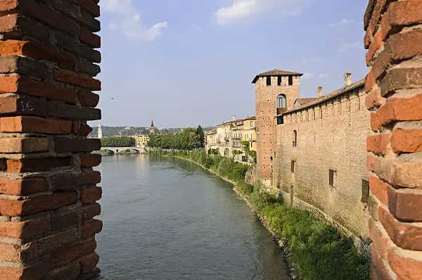 568053 - Castelvecchio and Adige, Verona, Italy