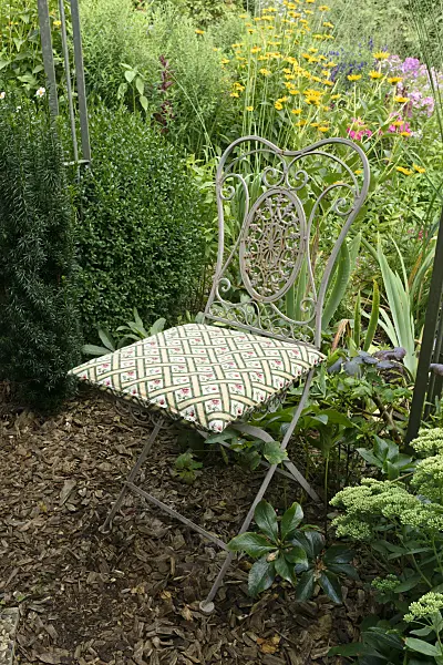 559081 - Chaise de jardin dans un jardin de plantes vivaces