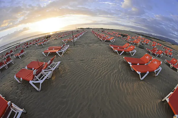 564238 - Chaises longues à la plage, Maspalomas, Gran Canaria, Espagne