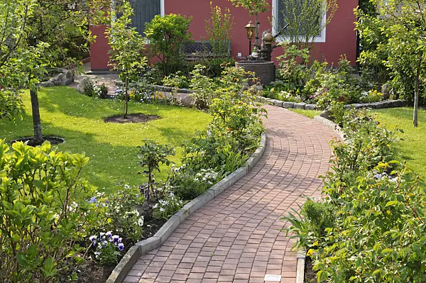 472021 - Chemin de jardin pavé dans un jardin familial