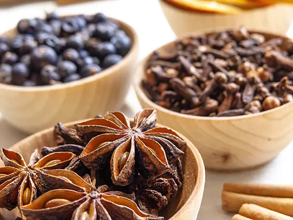 444078 - Chinese star anise (Illicium verum), clove (Syzygium aromaticum) and common juniper (Juniperus communis)