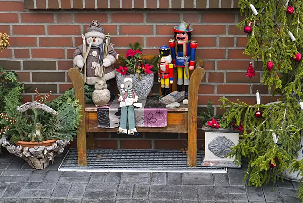 527031 - Christmas decoration with Christmas tree and nutcrackers