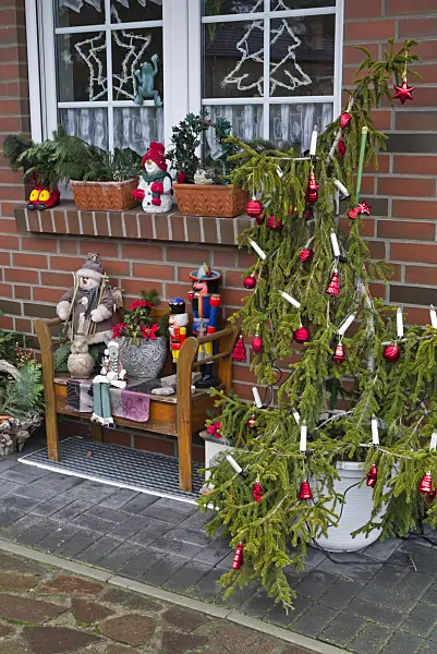 527032 - Christmas decoration with Christmas tree and nutcrackers