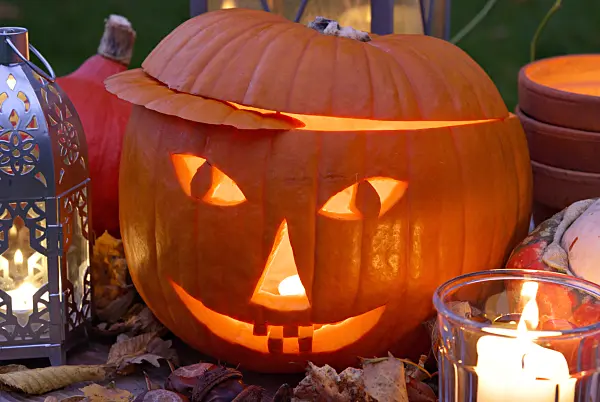463079 - Citrouille d'Halloween avec des lampes tempête