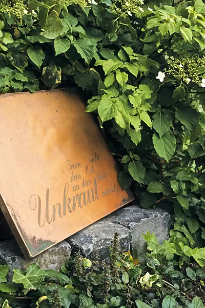 390155 - Clay tablet with an old German wisdom for garden decoration