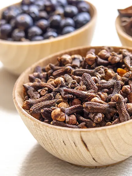 444085 - Clove (Syzygium aromaticum) and common juniper (Juniperus communis)