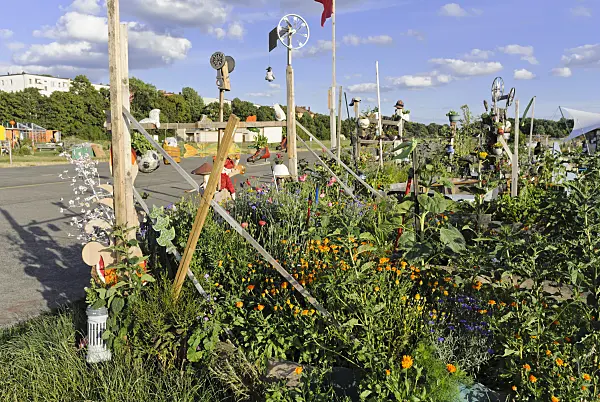534136 - Community garden, Tempelhofer Freiheit, Berlin, Germany