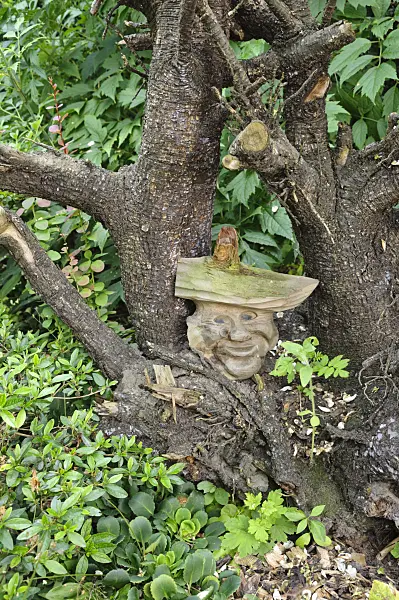 474104 - Dead tree trunk with wooden figure