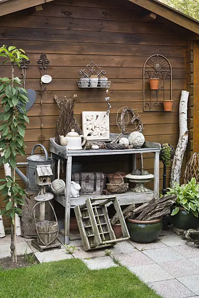 536194 - Decorated table in front of a garden house