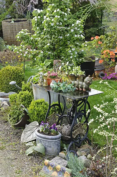 472020 - Décoration de jardin avec une vieille machine à coudre