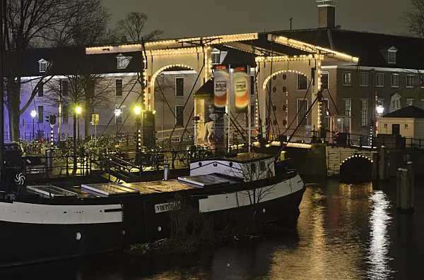 564018 - Drawbridge at night, Amsterdam, Netherlands