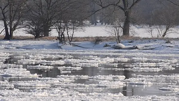 505030 - Drifting ice on Elbe River, Flusslandschaft Elbe Biosphere Reserve, Germany