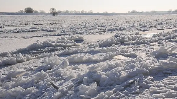 505033 - Drifting ice on Elbe River, Flusslandschaft Elbe Biosphere Reserve, Germany