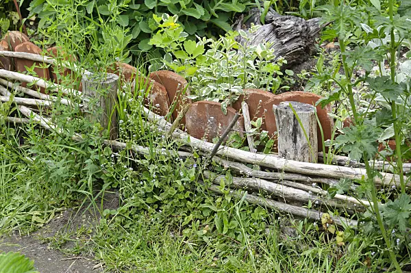 472429 - Edging of roof tiles and branches