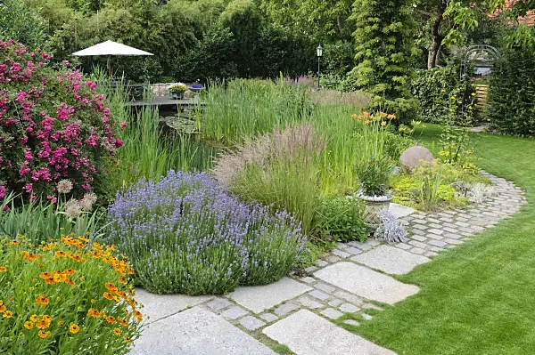 474051 - Étang à nager avec une terrasse et salon de jardin