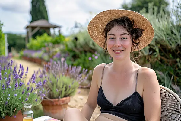 667033 - Femme en maillot de bain noir se détend dans un jardin méditerranéen