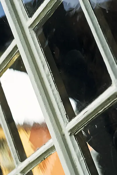 381094 - Fenêtres à vitres d'un vieux pavillon d'été