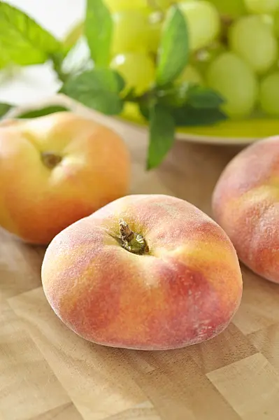 486105 - Flat peach (Prunus persica var. platycarpa)