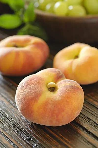 486106 - Flat peach (Prunus persica var. platycarpa)