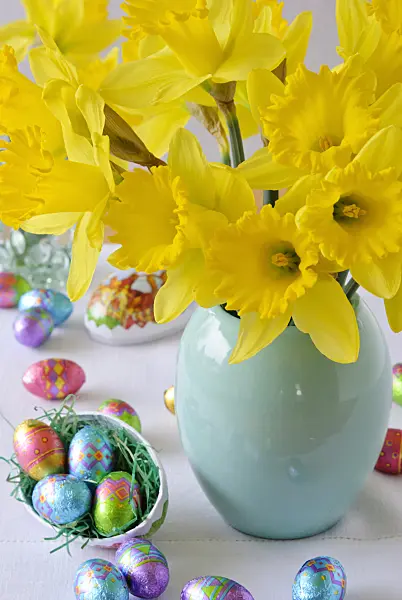 465091 - Flower bouquet with daffodils and chocolate eggs