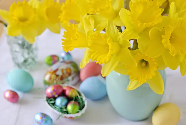 465092 - Flower bouquet with daffodils and chocolate eggs