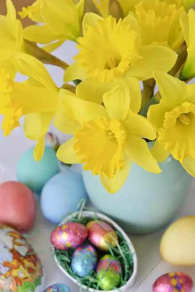 465093 - Flower bouquet with daffodils and chocolate eggs