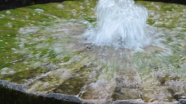 510158 - Fontaine bouillonnante d'une vieille meule de moulin