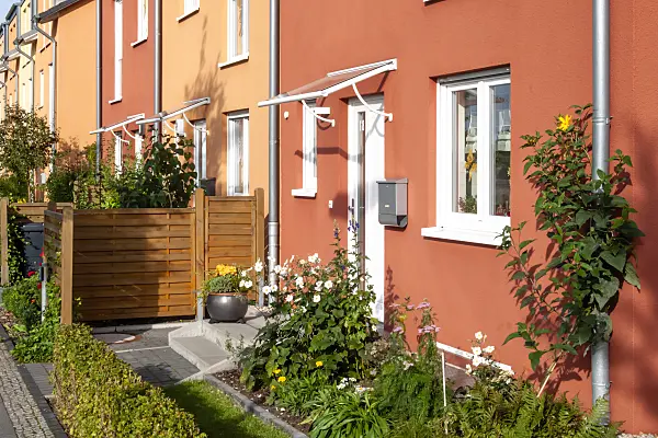 464041 - Front garden of a terraced housing estate
