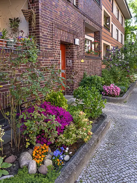 460084 - Front garden of an apartment building