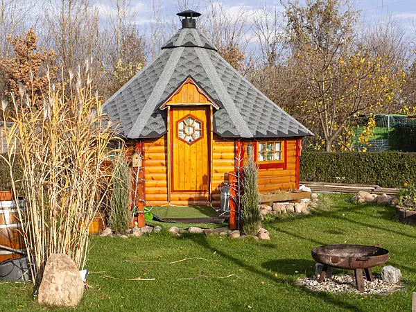 478080 - Garden house in an autumnal allotment garden
