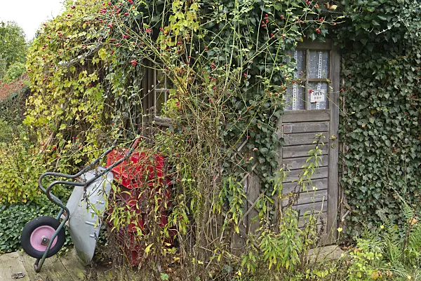 538001 - Garden house with hand barrow