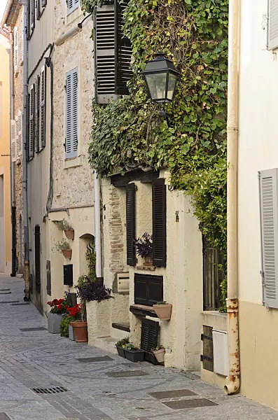 569034 - Gasse in der Altstadt, Antibes, Frankreich