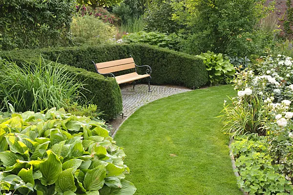 474078 - Grasweg in einem Staudengarten mit Sitzplatz