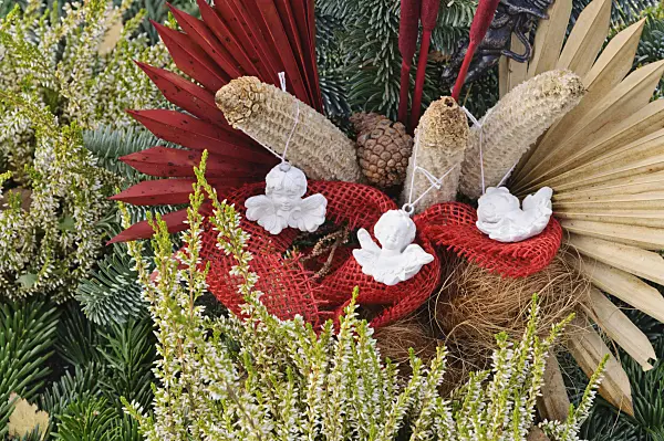 466070 - Grave decoration with dyed plant parts