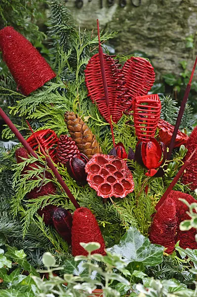 466079 - Grave decoration with dyed plant parts