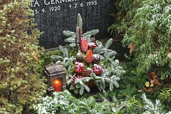 466076 - Grave decoration with fir branches, dried flowers and dyed plant parts