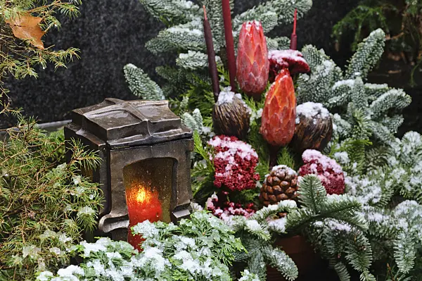 466077 - Grave decoration with fir branches, dried flowers and dyed plant parts