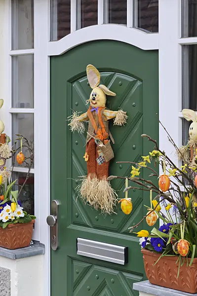 470067 - Hauseingang mit Osterdekoration und Frühlingsblumen