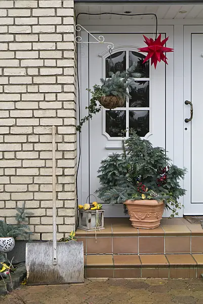527021 - Hauseingang mit Weihnachtsdekoration