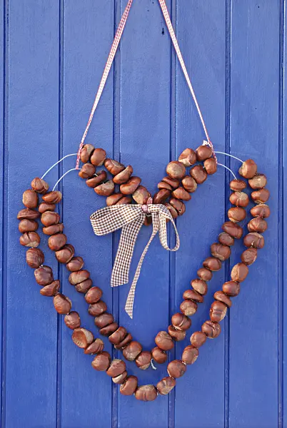 518071 - Heart-shaped chaplet made of chestnuts