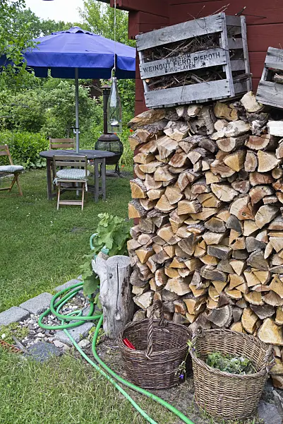 557048 - Holzstapel in einem Naturgarten
