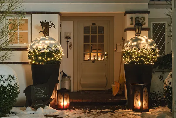 483055 - House entrance at Christmas