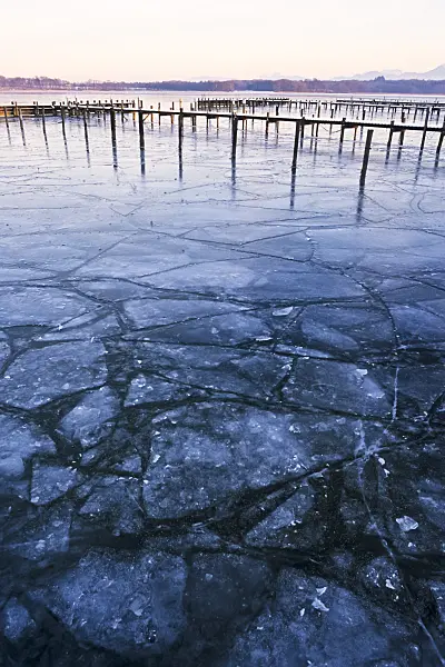386008 - Ice floes on Lake Chiemsee, Bavaria, Germany