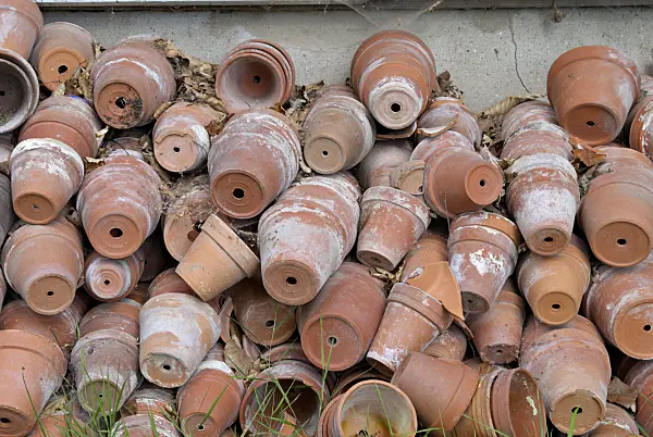 463075 - Irregularly stacked clay flower pots on a wall