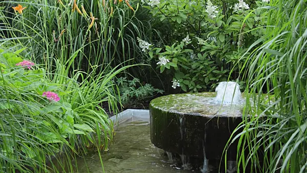 510157 - Jardin de plantes vivaces avec fontaine fabriquée à partir d'une vieille meule de moulin